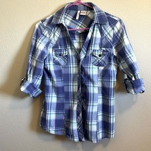 Ladies 3/4 sleeve button down v-neck blouse large fits like a medium